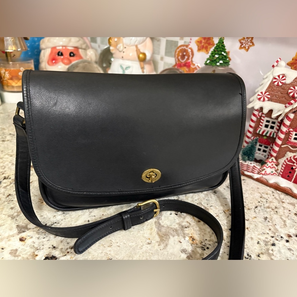 Classic vintage coach Black Leather Shoulder Bag